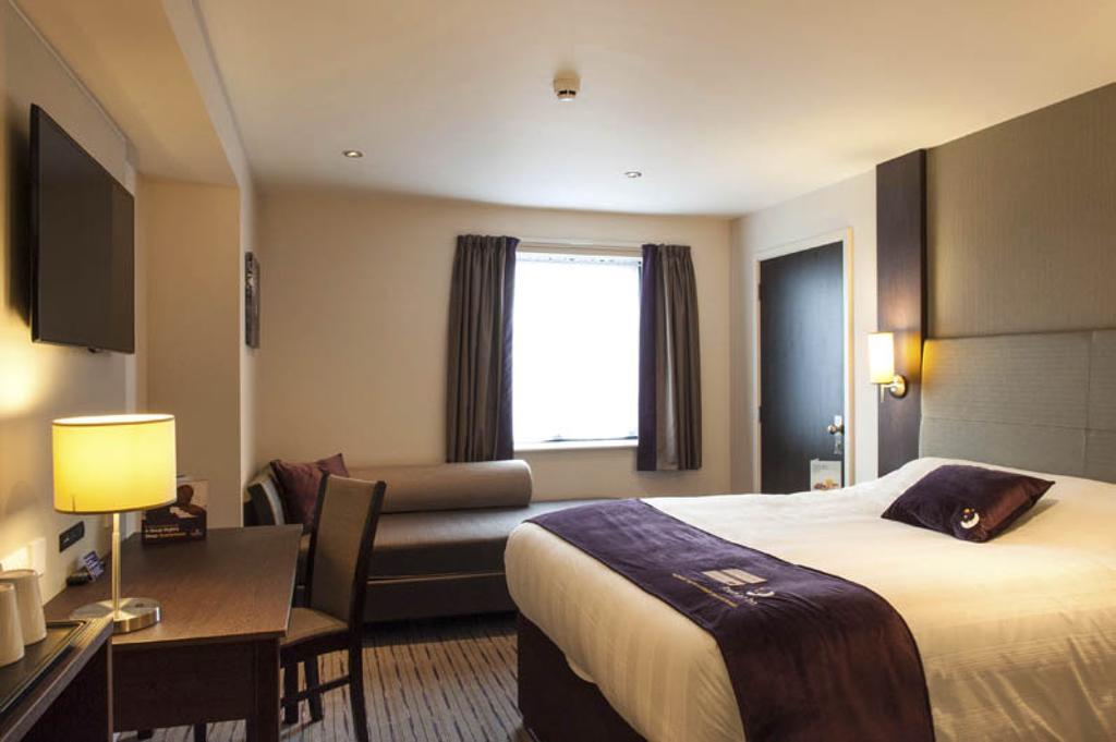 Premier Inn Fleet Exterior photo