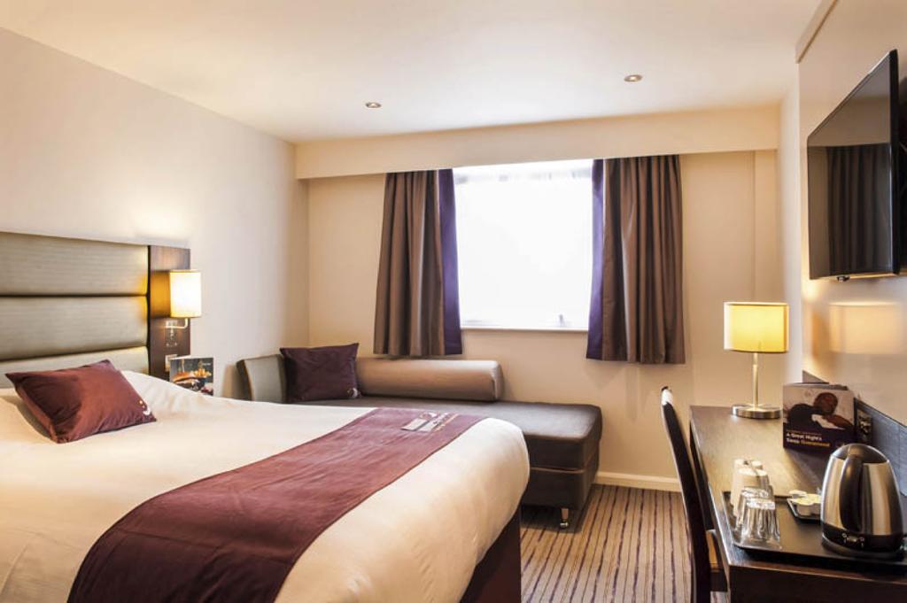 Premier Inn Fleet Exterior photo