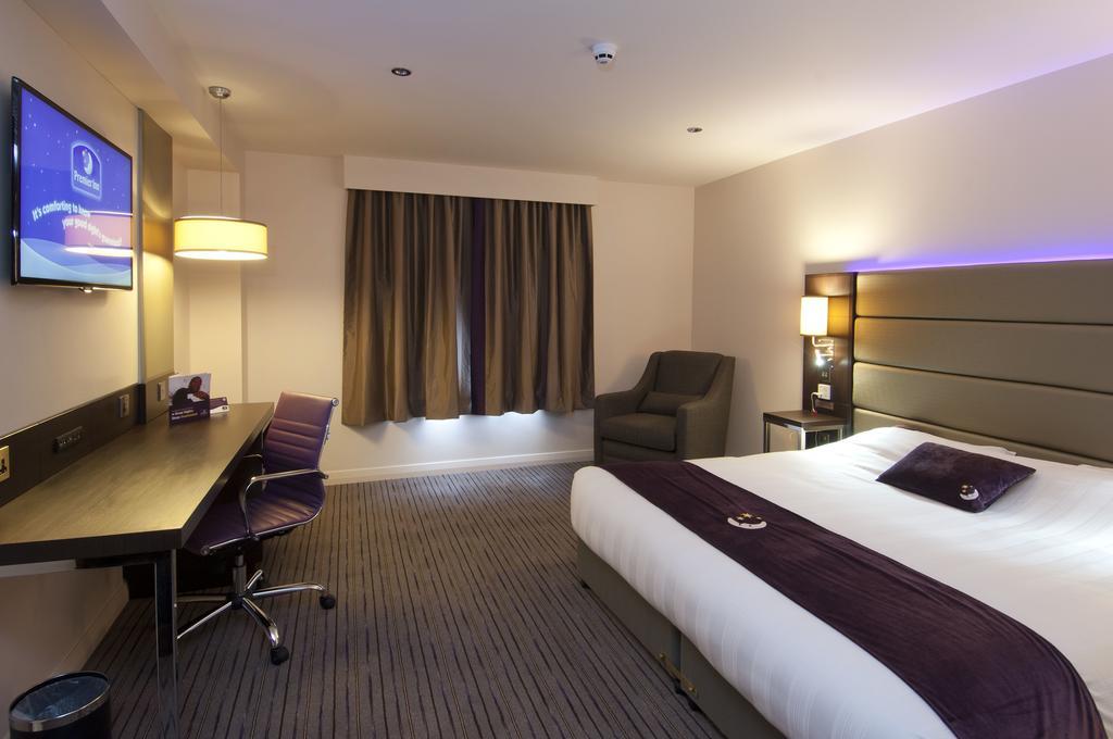 Premier Inn Fleet Exterior photo
