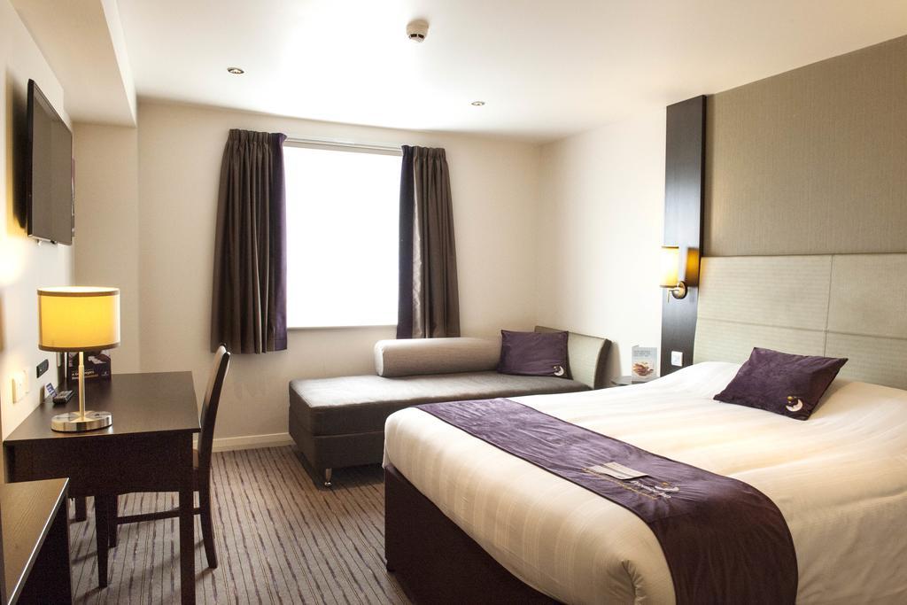Premier Inn Fleet Exterior photo